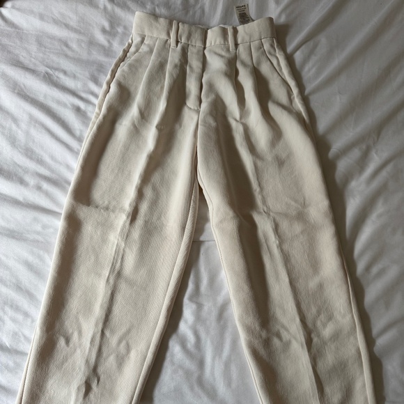 Aritzia Carrot Pants in Light Birch Size 0 - Picture 1 of 3